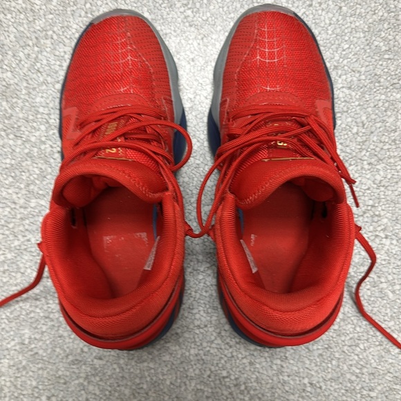 Kids size 6 Adidas D.O.N. Issue #2 basketball shoes. - Picture 3 of 4